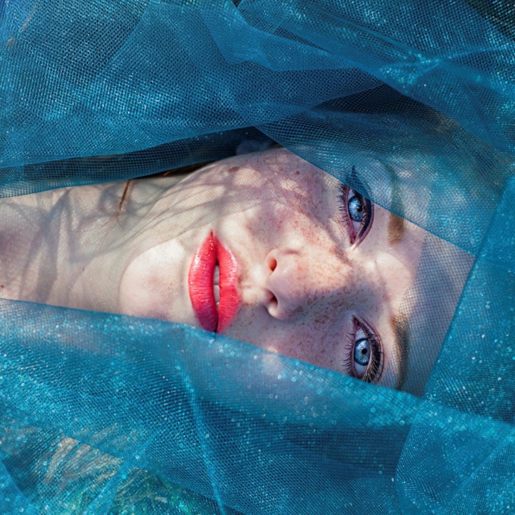 Девушка в голубой сетке