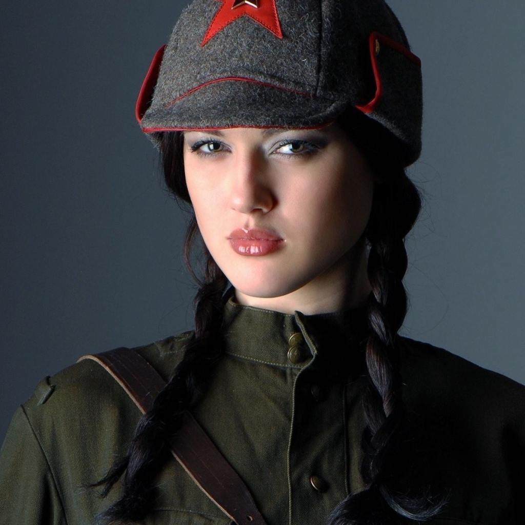 Девушка в шапке-буденовке