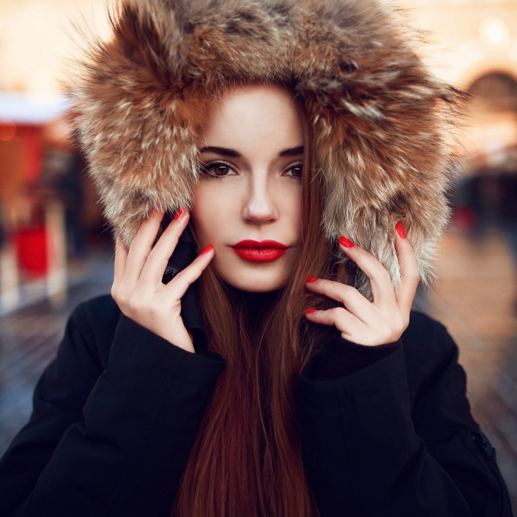 Девушка в меховом капюшоне