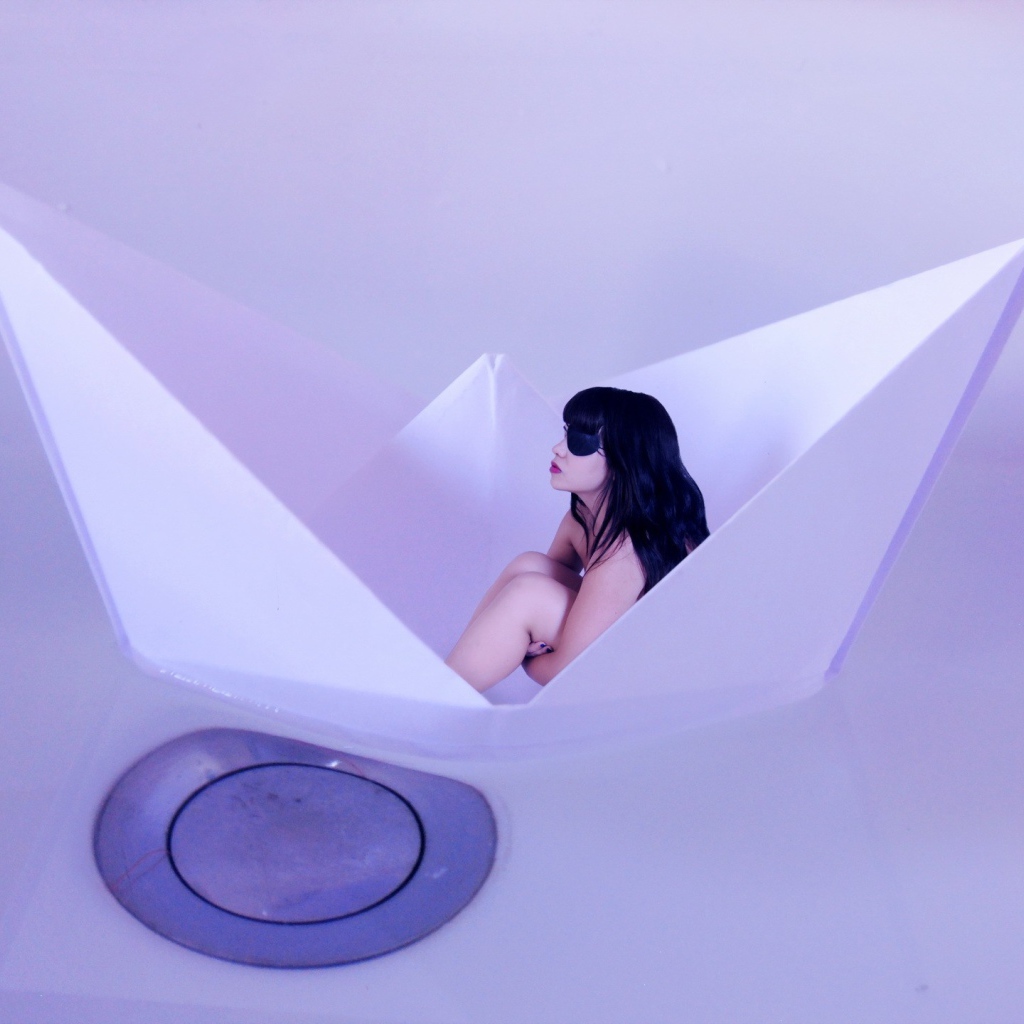 Девушка в бумажном кораблике