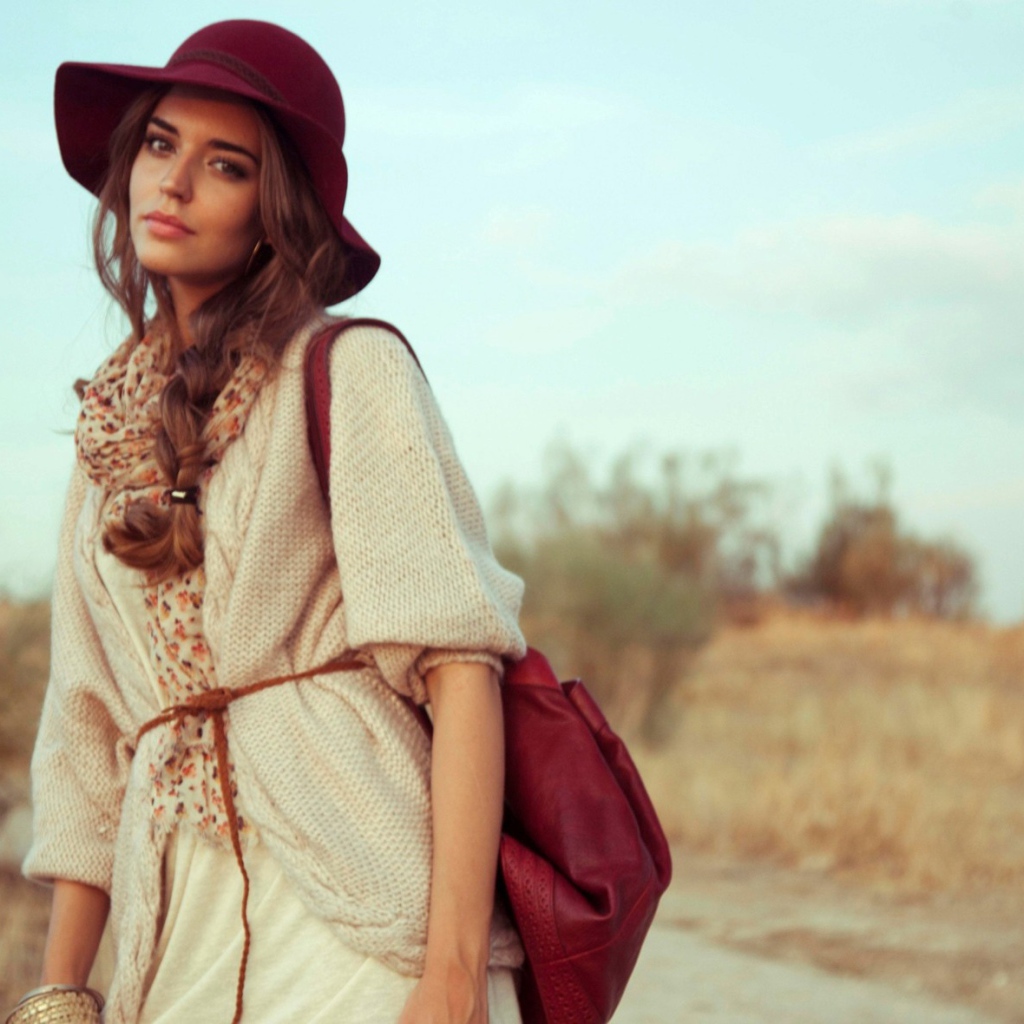 Девушка в красной шляпе