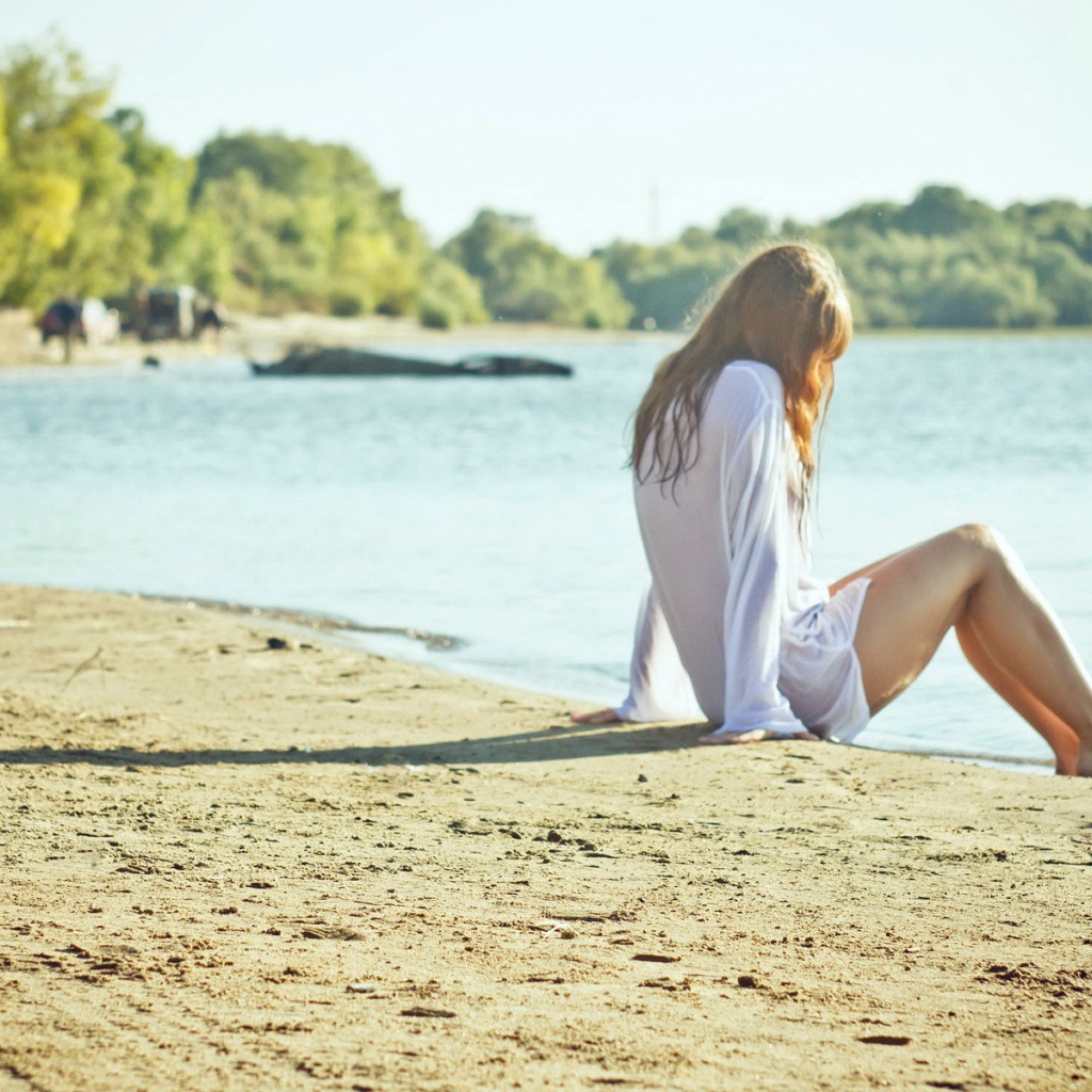 Девушка в белой рубашке на берегу