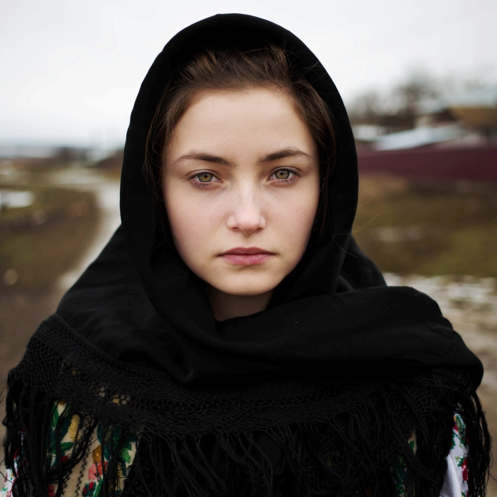 Девушка в черном платке