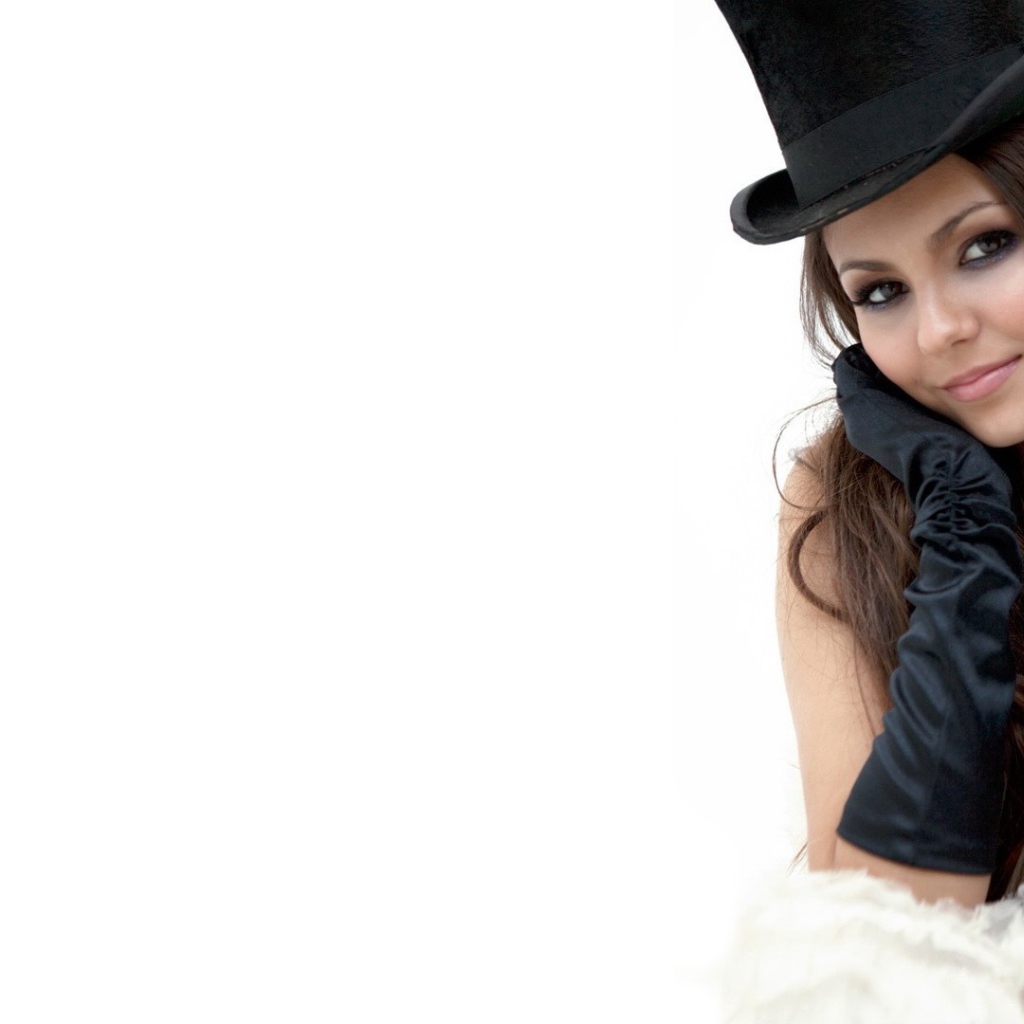 Девушка в черном цилиндре Виктория Джастис