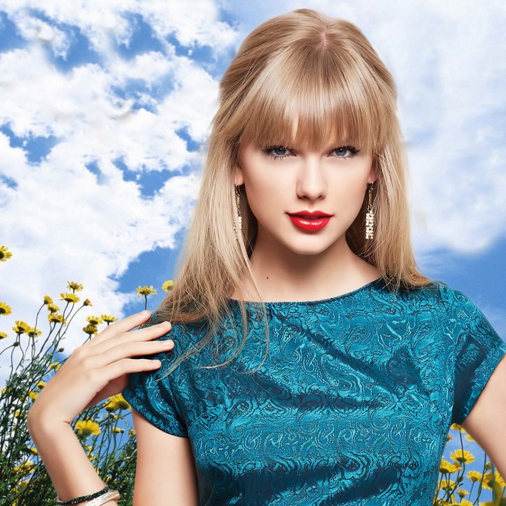 Девушка в голубом платье на фоне неба и желтых цветов