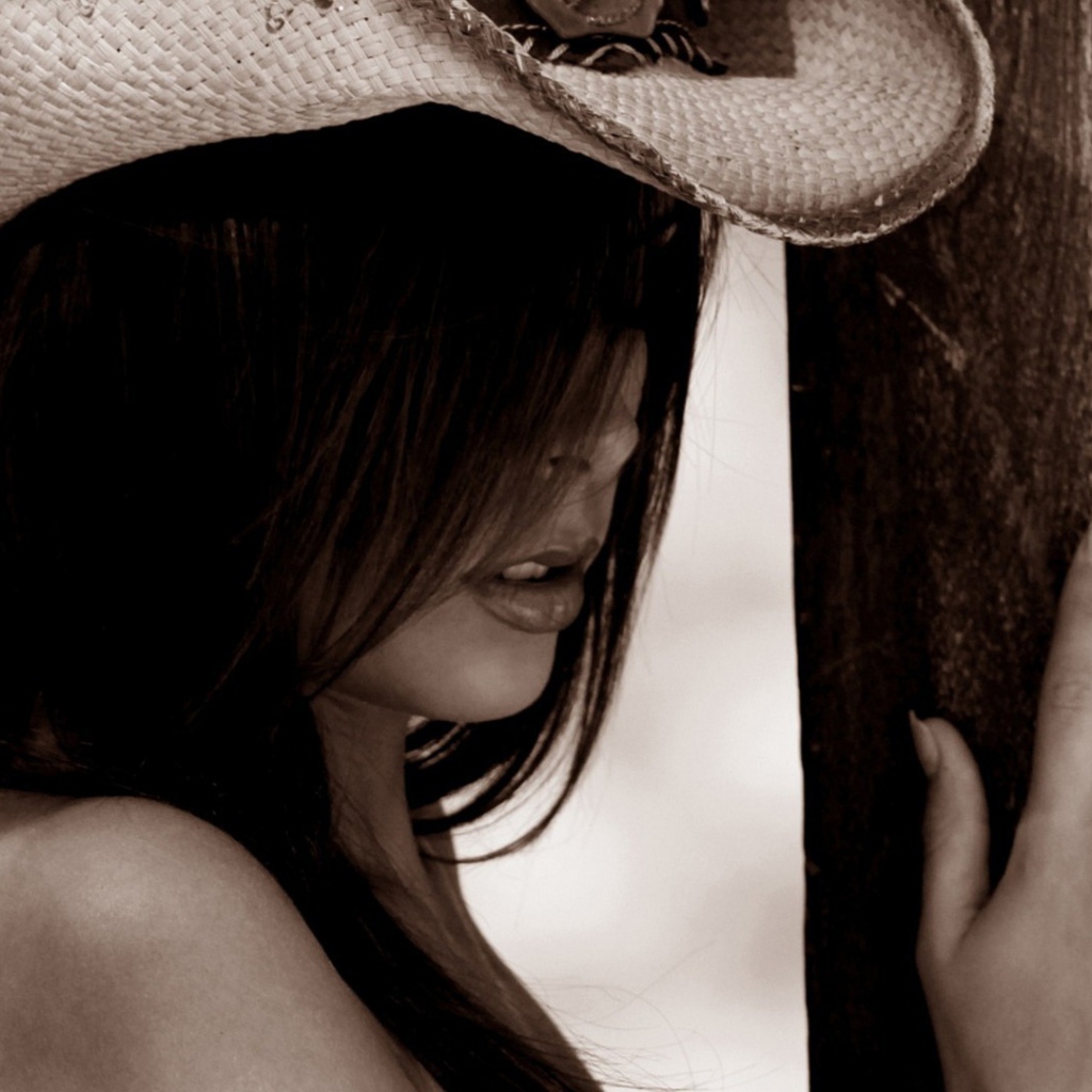 Девушка в ковбойской шляпе