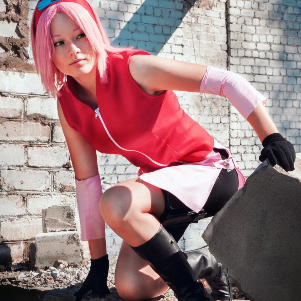 Девушка в одежде героя аниме Сакура Харуно