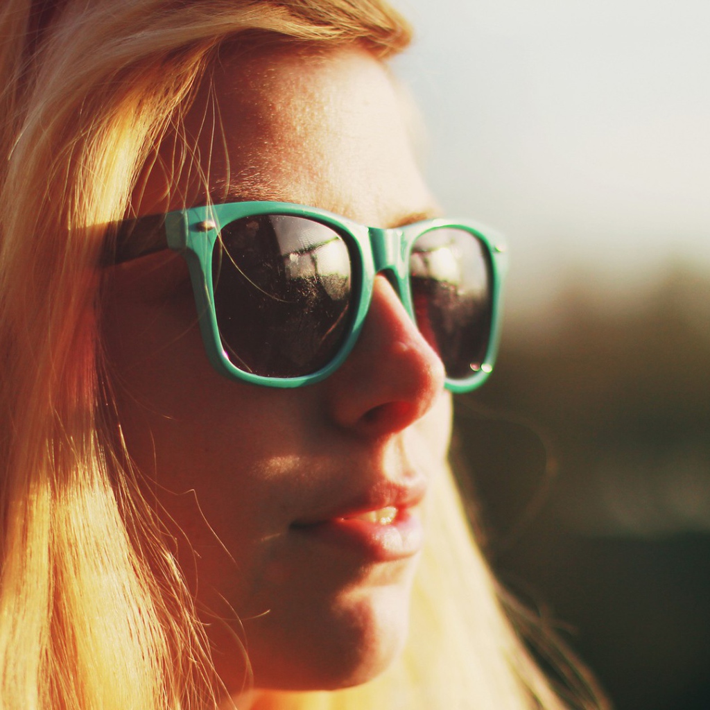 Девушка в очках в зеленой оправе