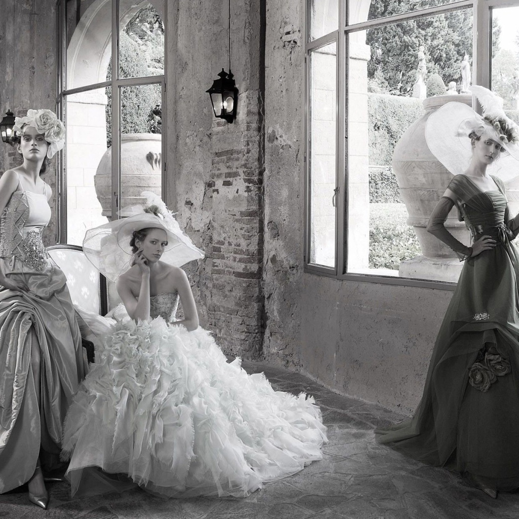 Девушки в ретро одеждах в старом доме