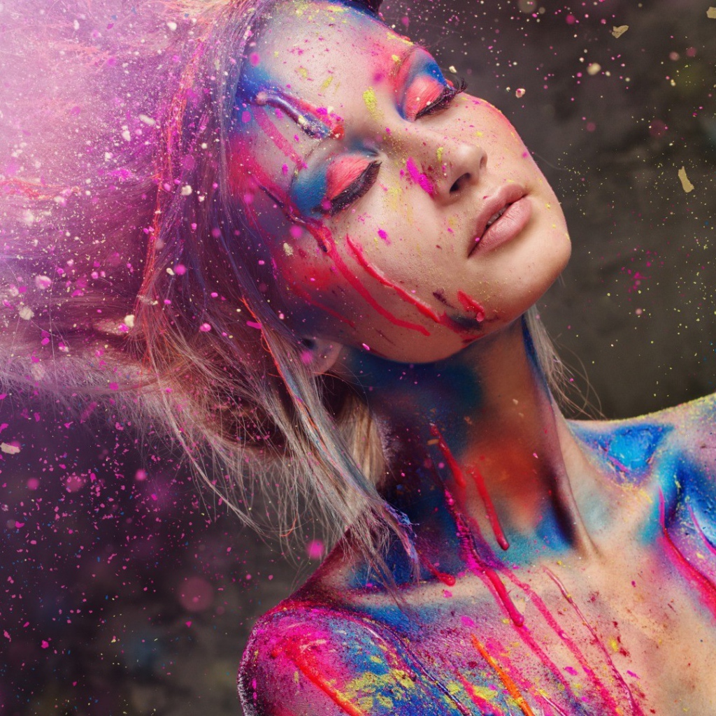 Девушка в брызгах краски