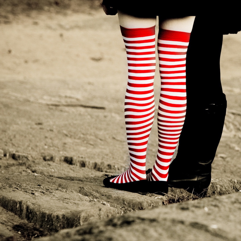 Девушка в чулках в красную и белую полосы