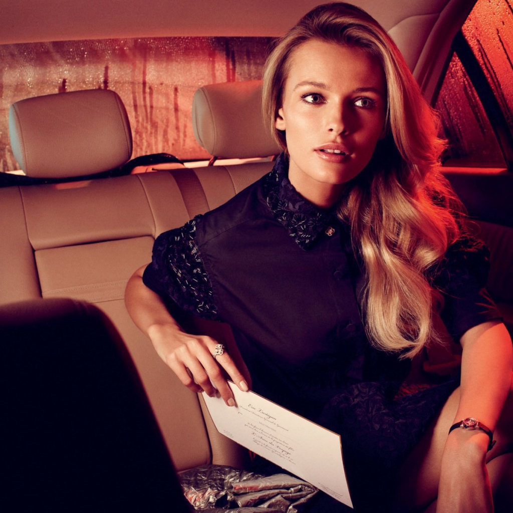 Девушка на сиденье автомобиля