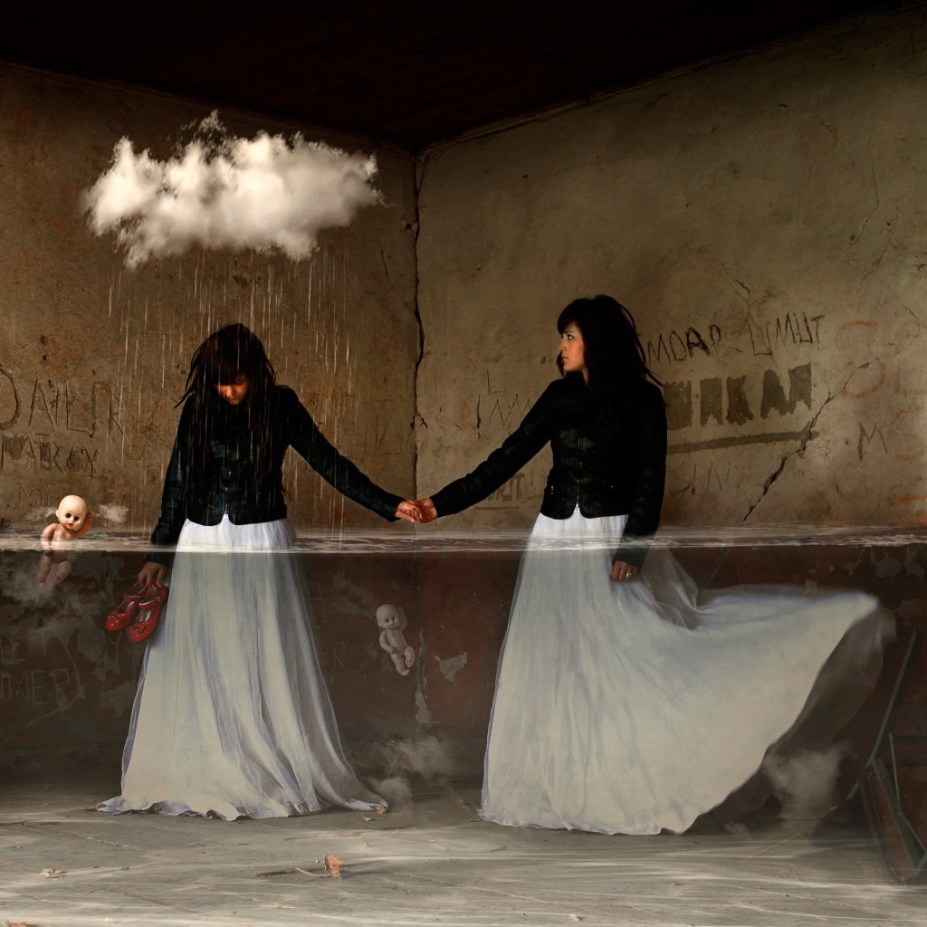 Девушки в комнате оказались под дождем