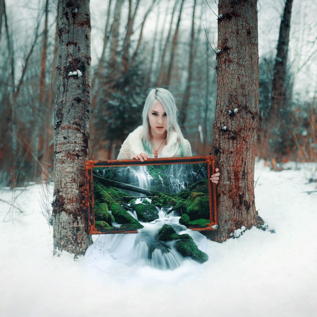 Девушка в зимнем лесу в картиной лета