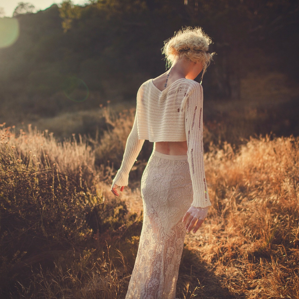 Девушка в белом наряде уходит вдаль