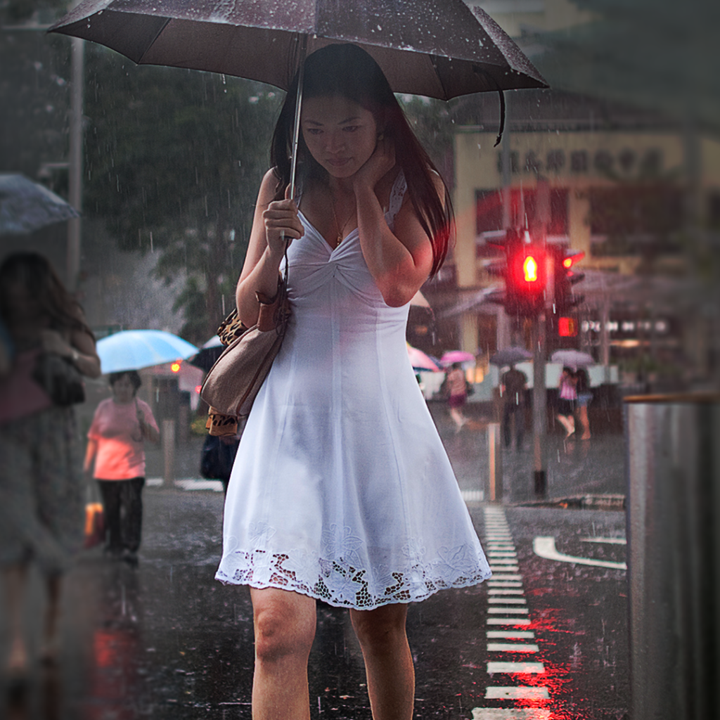 Девушка в белом платье идет под зонтом