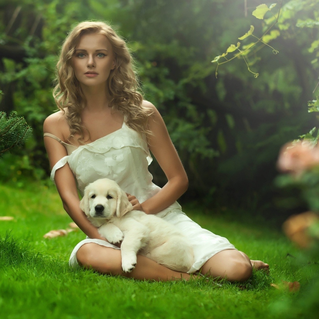 Девушка в белом платье с белым щенком