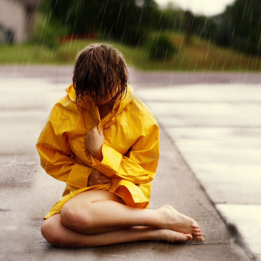 Девушка в желтом дождевике