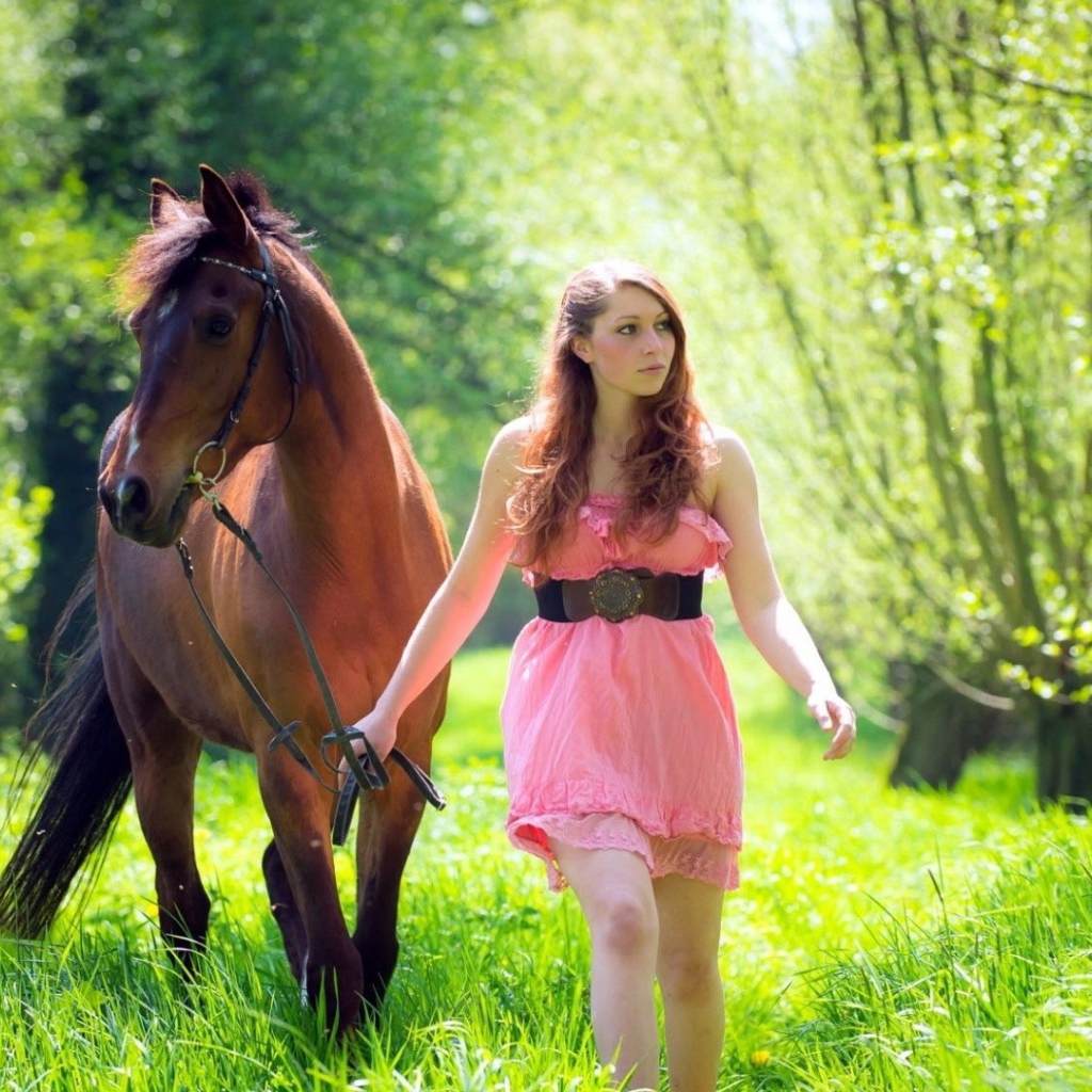 Девушка ведет лошадь под уздцы