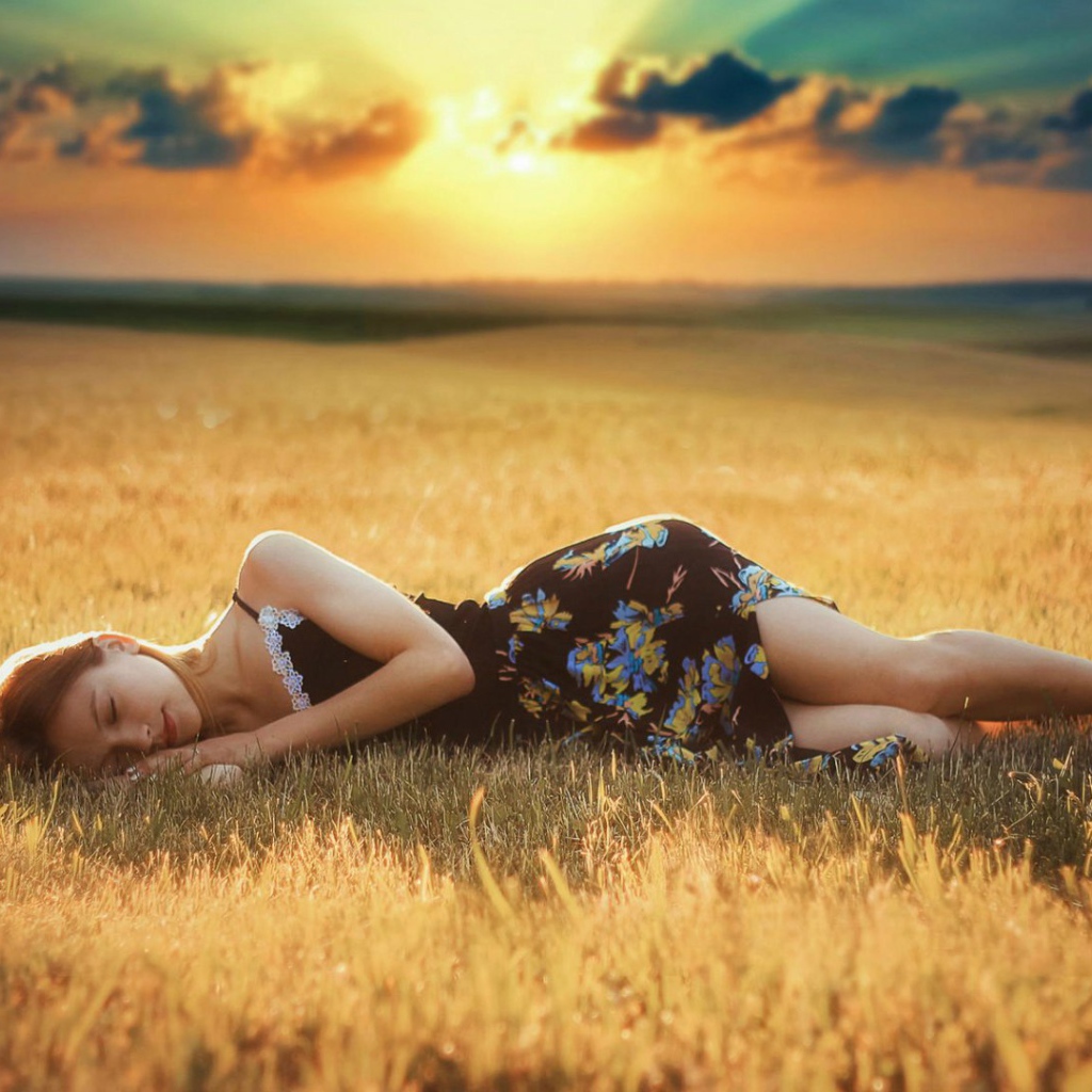 Девушка лежит на скошенном поле