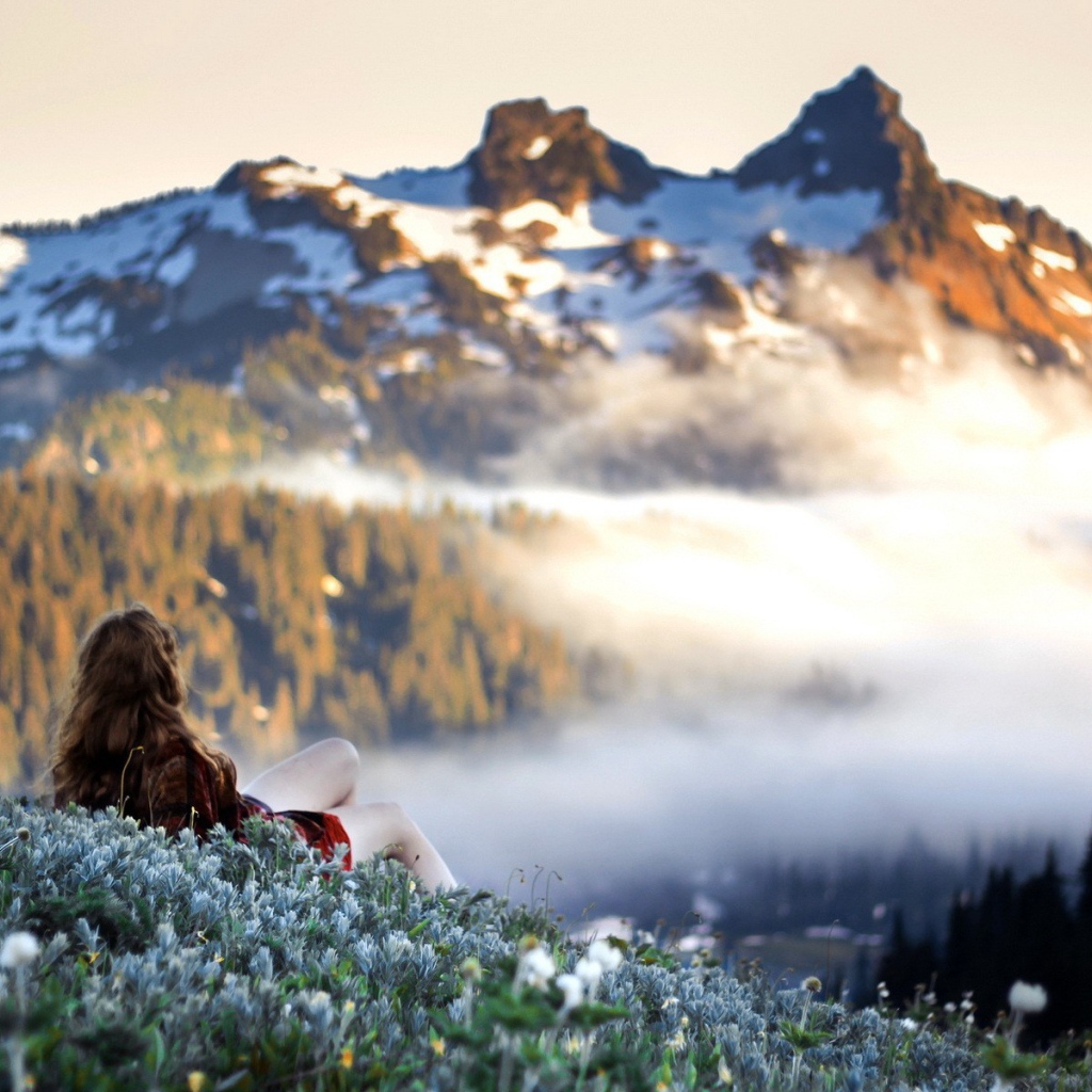 Девушка лежит и смотрит на горы