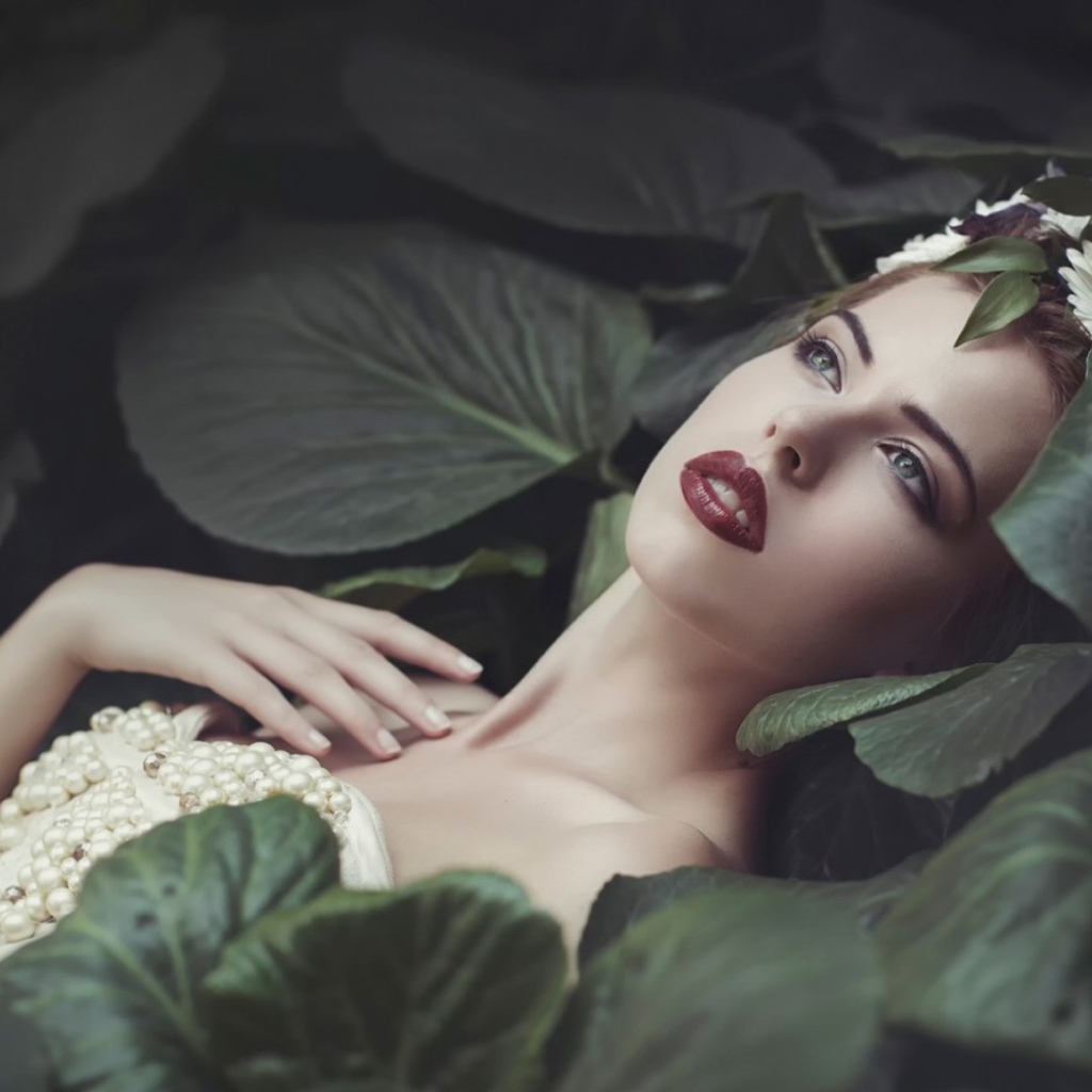 Девушка лежит в больших листьях