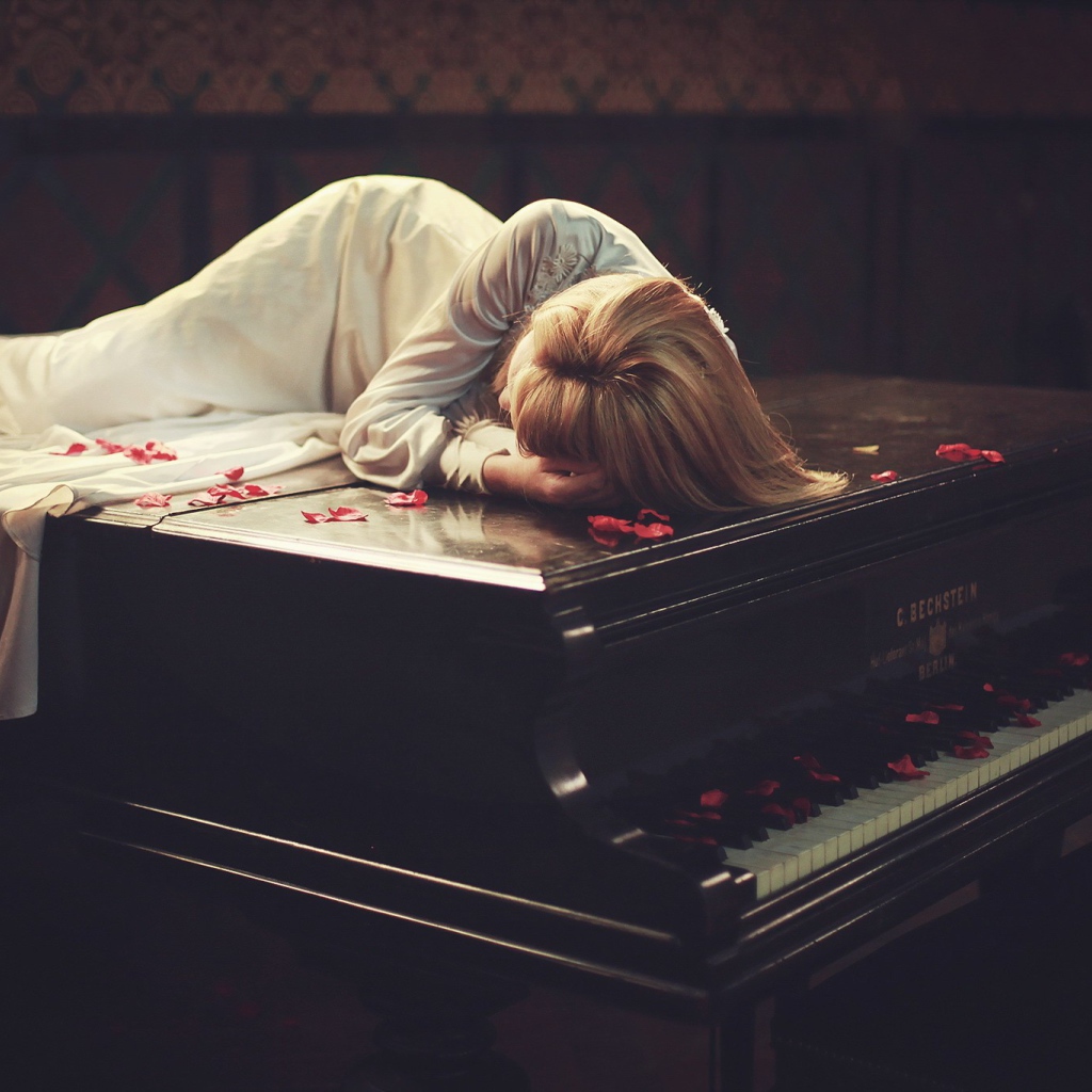 Девушка лежит на рояле