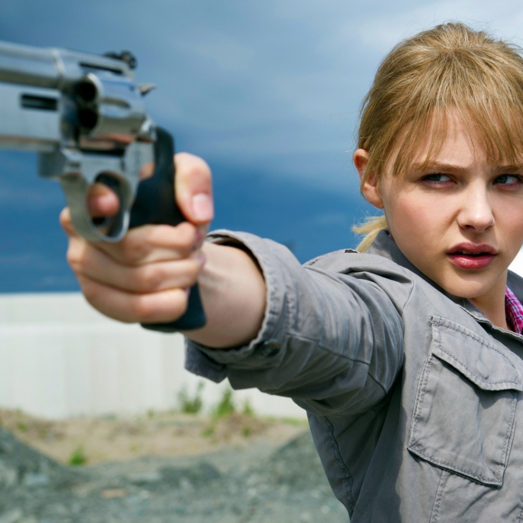 Девушка модель с пистолетом в руке