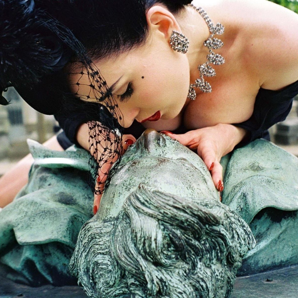 Девушка на скульптуре