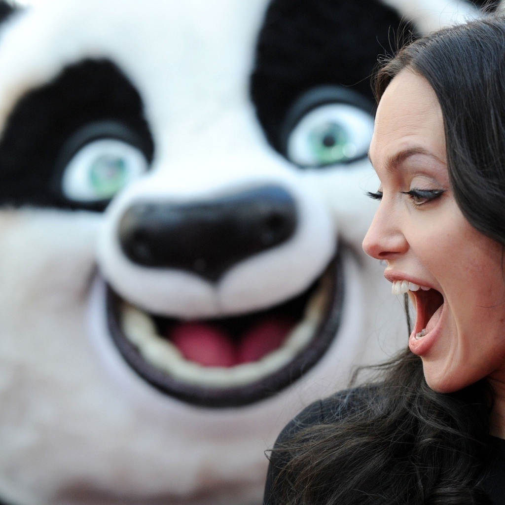 Девушка на фоне игрушки панда