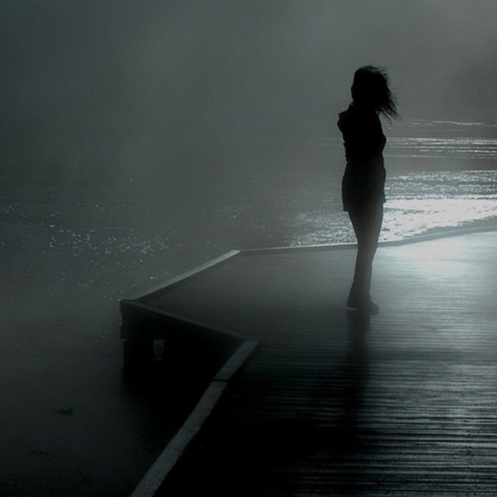 Девушка на причале в тумане