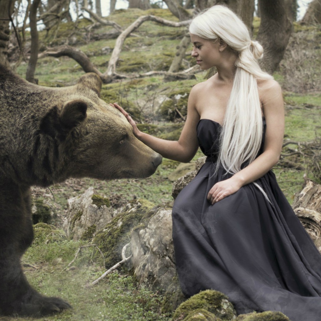 Девушка играет с медведем