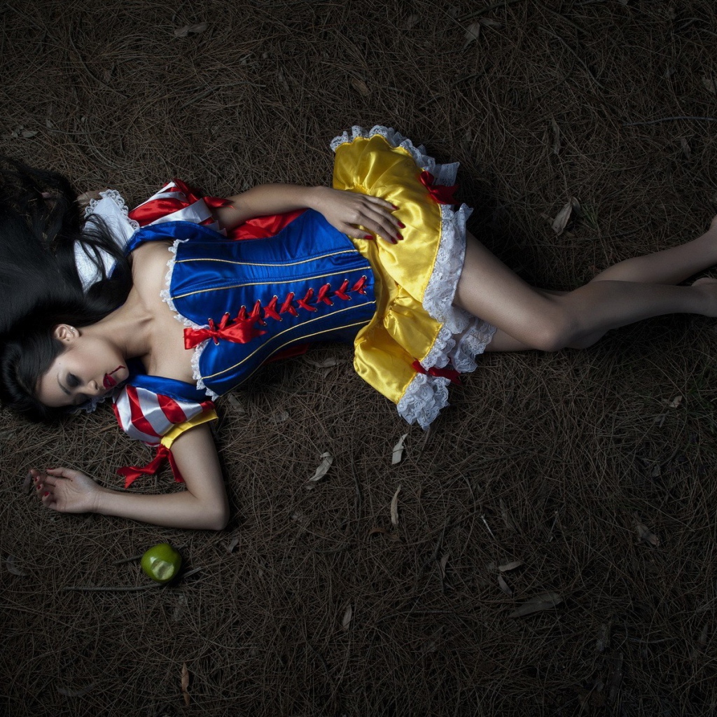 Девушка отравилась яблоком