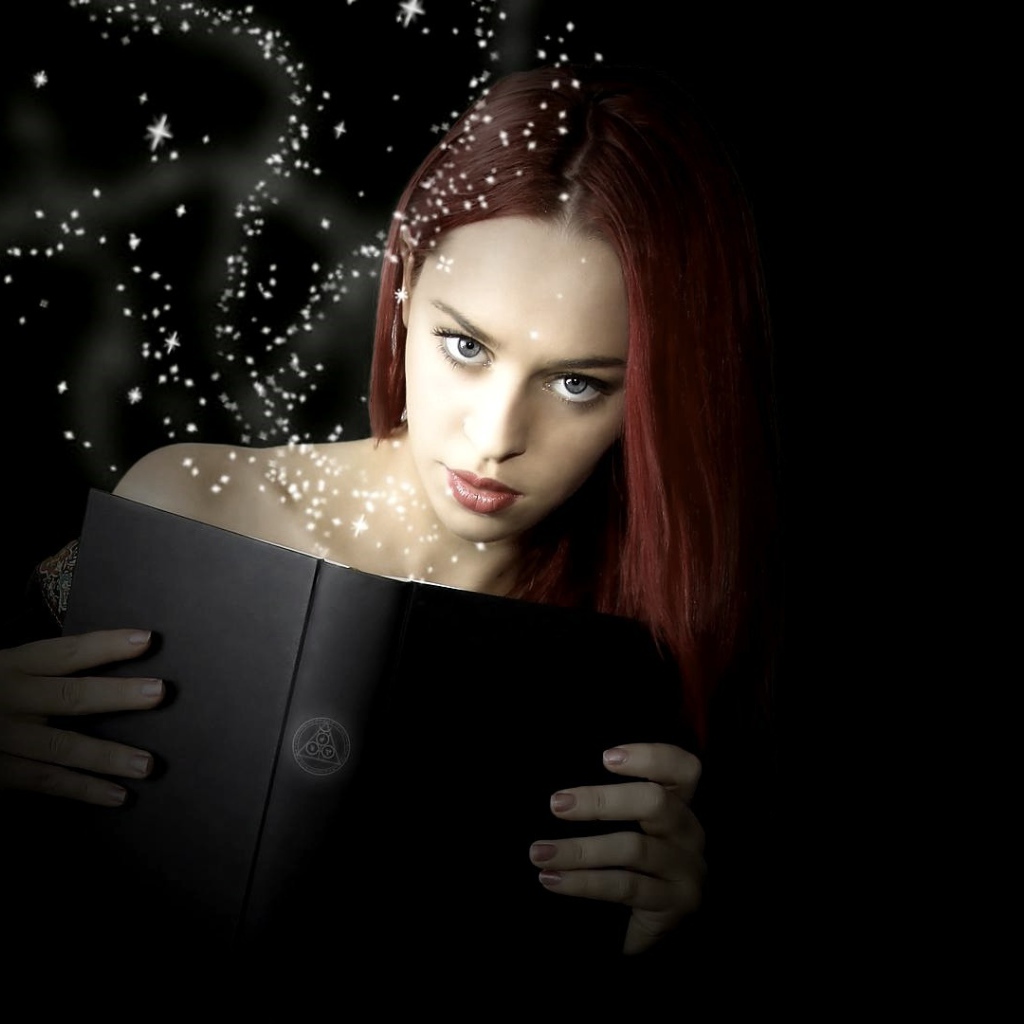 Девушка читает черную книгу