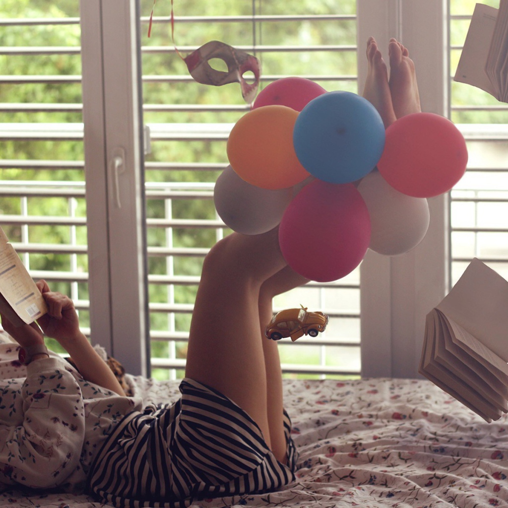 Девушка читает книгу среди хаоса