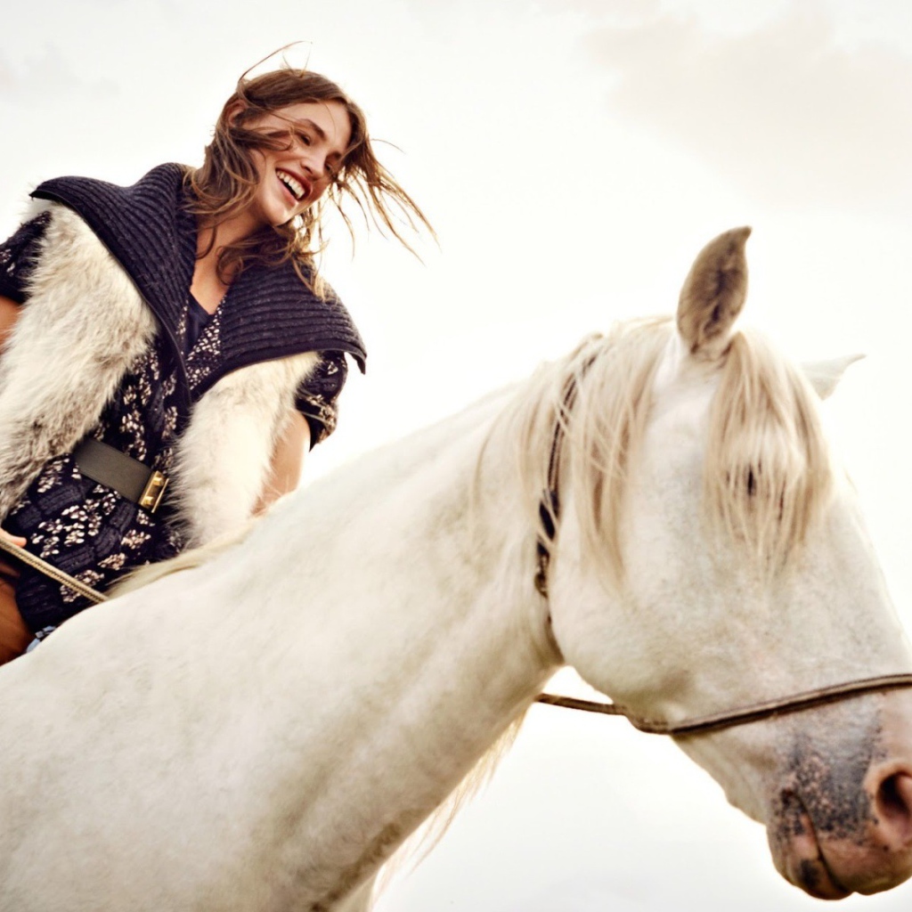 Девушка верхом на белой лошади