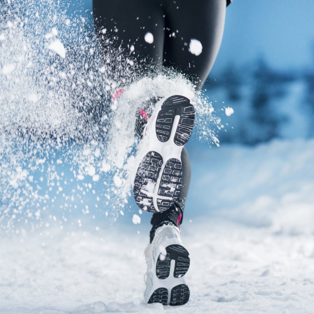 Девушка бежит по снегу