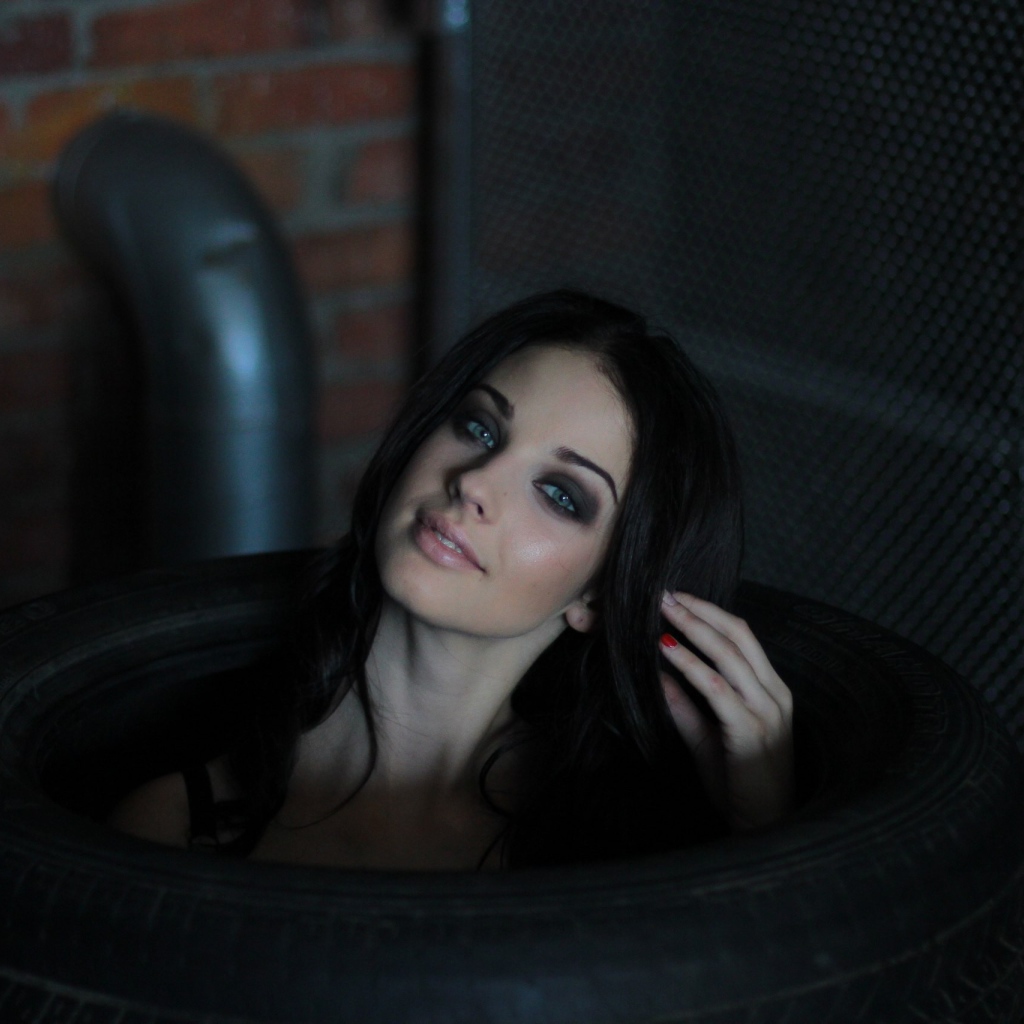 Девушка сидит в автомобильных покрышках, Алла Бергер