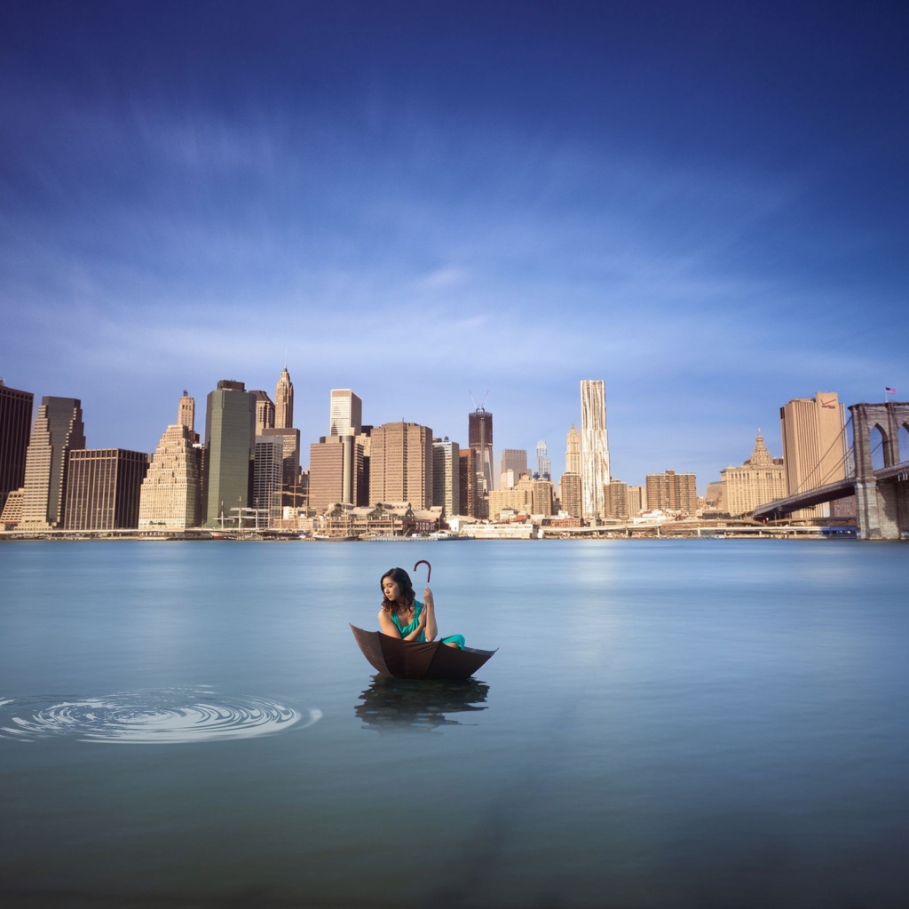 Девушка плывет на зонте