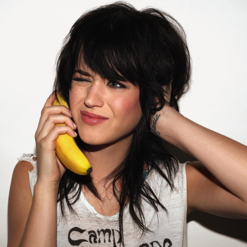 Девушка пытается позвонить по банану