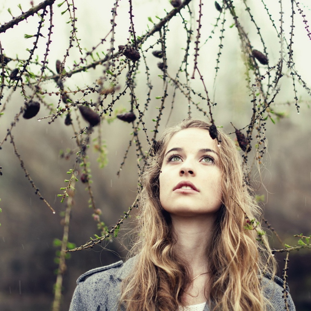 Девушка под лиственницей