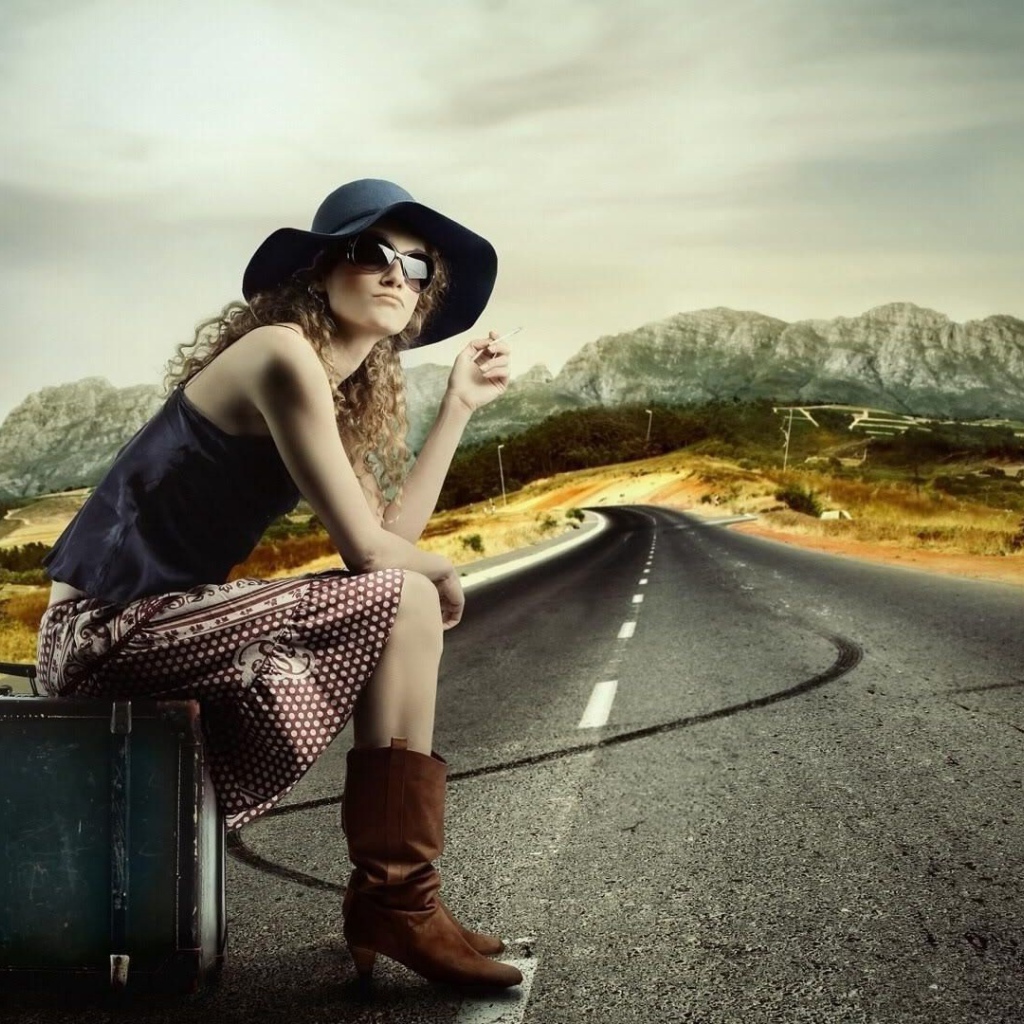 Девушка ждет попутную машину