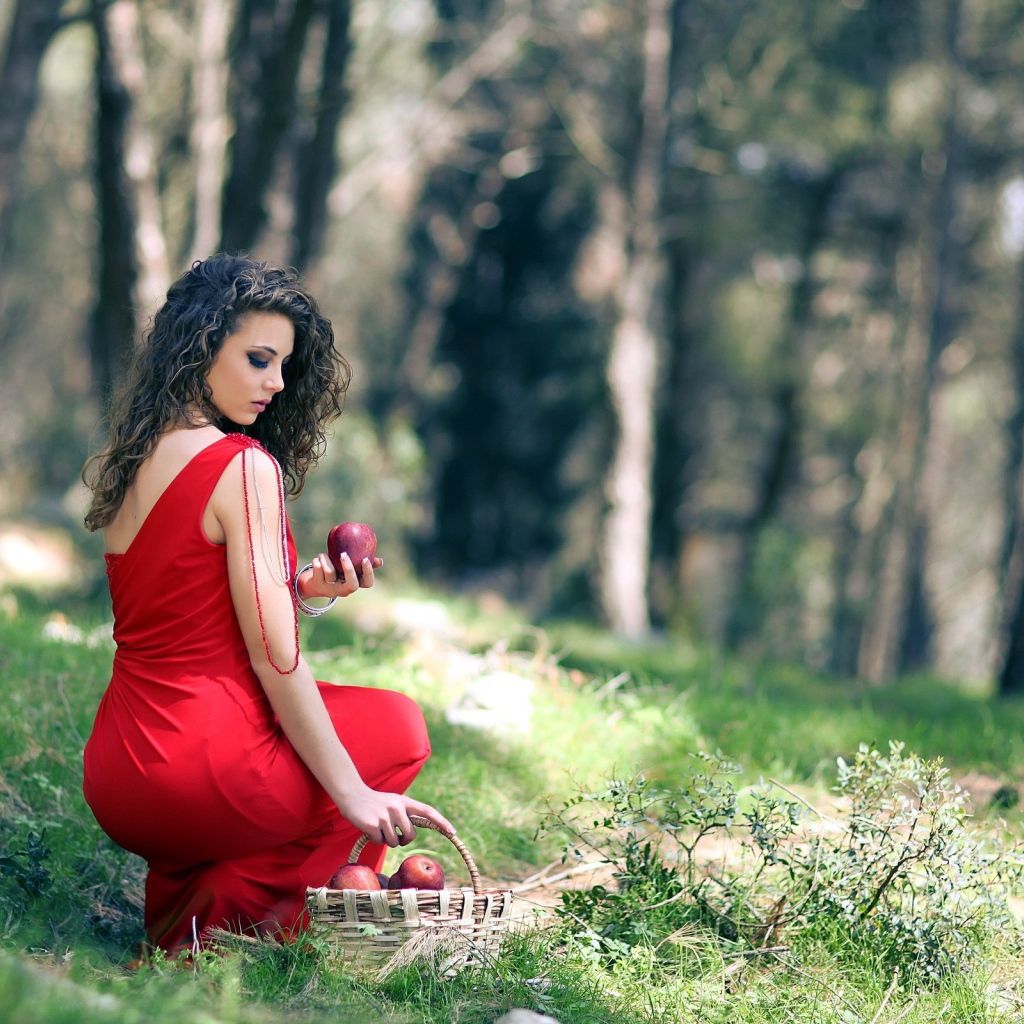 Девушка с корзиной яблок