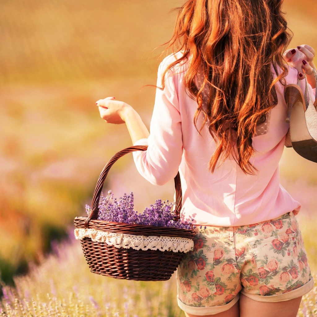 Девушка с корзинкой фиолетовых цветов