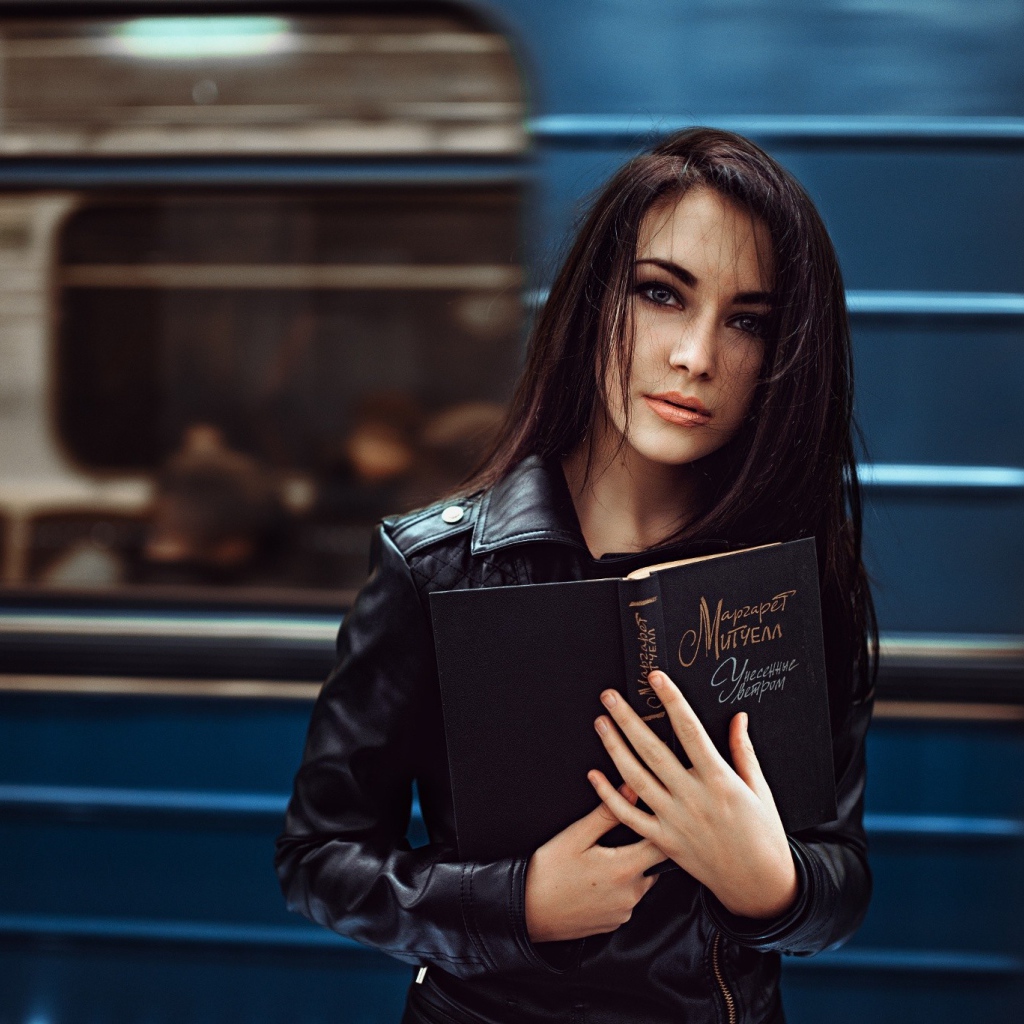 Девушка с книгой в метро