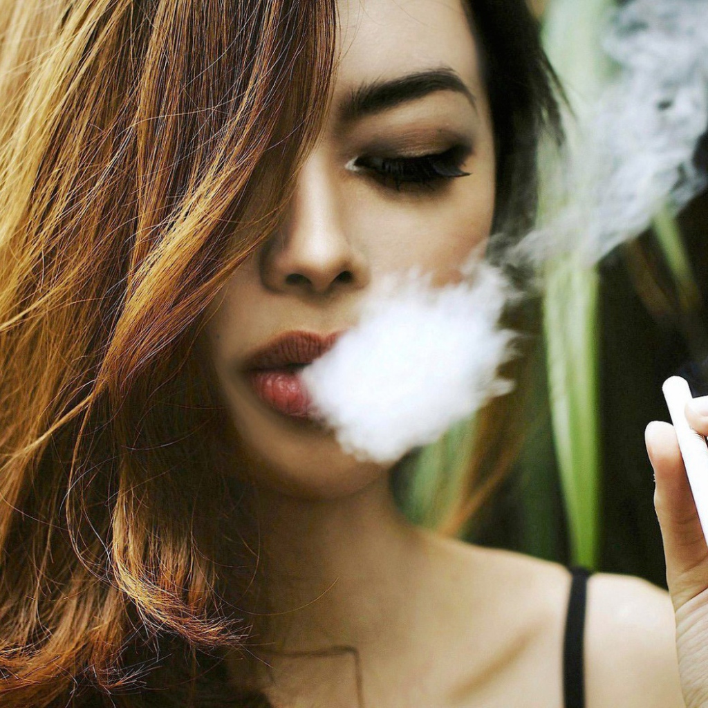 Девушка с сигаретой в руке