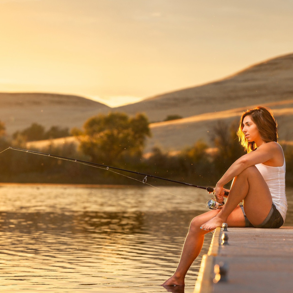 Девушка с удочкой на рыбалке
