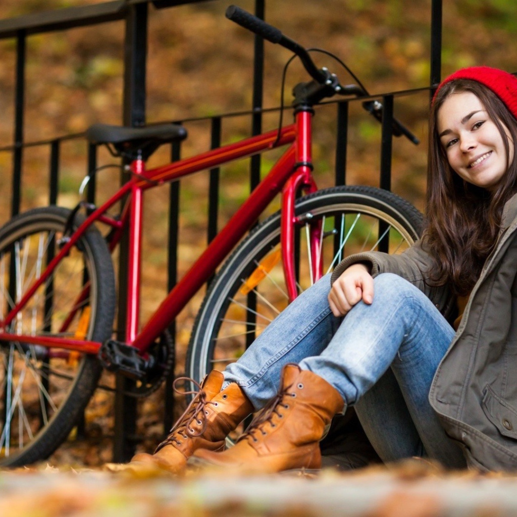 Девочка с красным велосипедом
