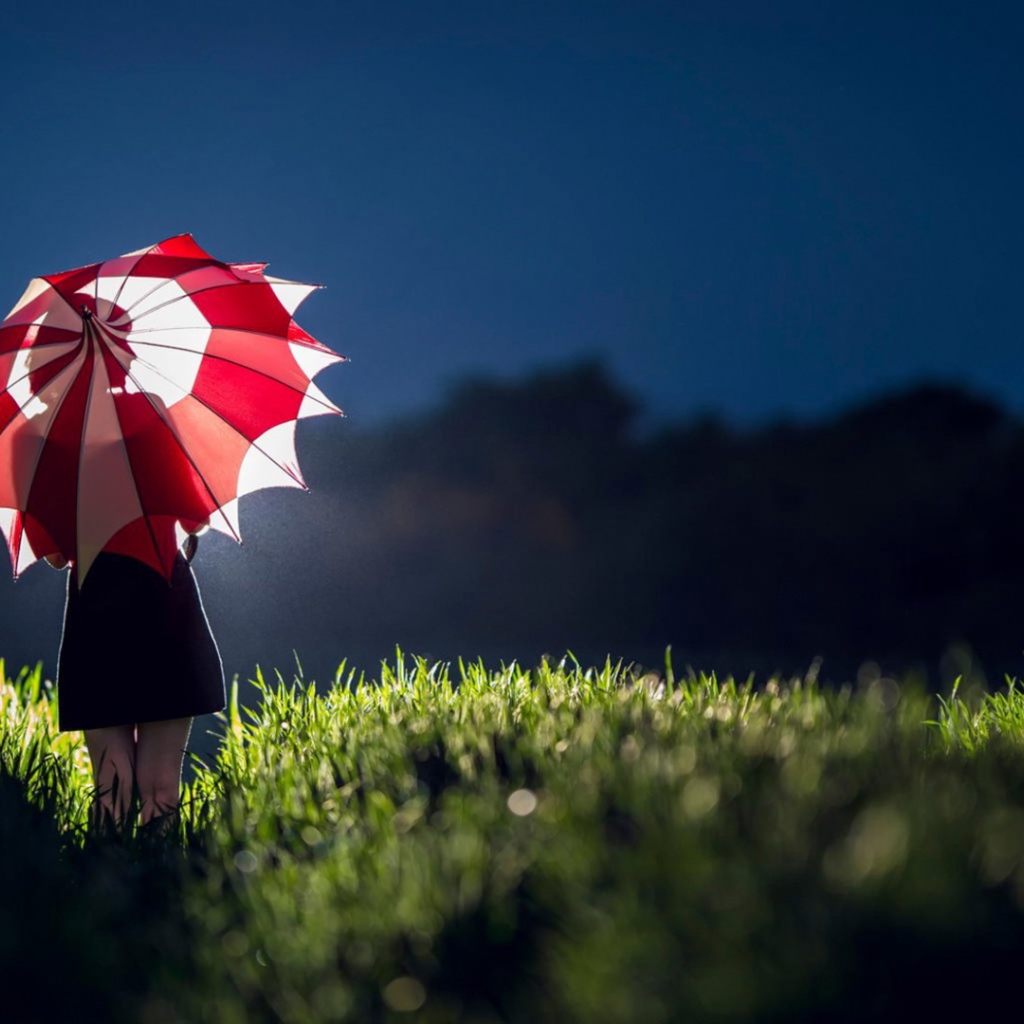 Девушка с красным зонтом в траве