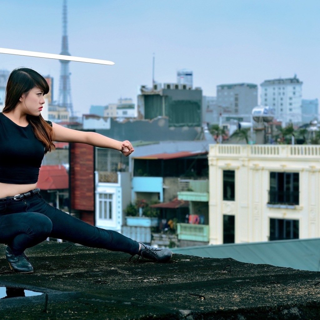 Девушка с мечом в руке на крыше